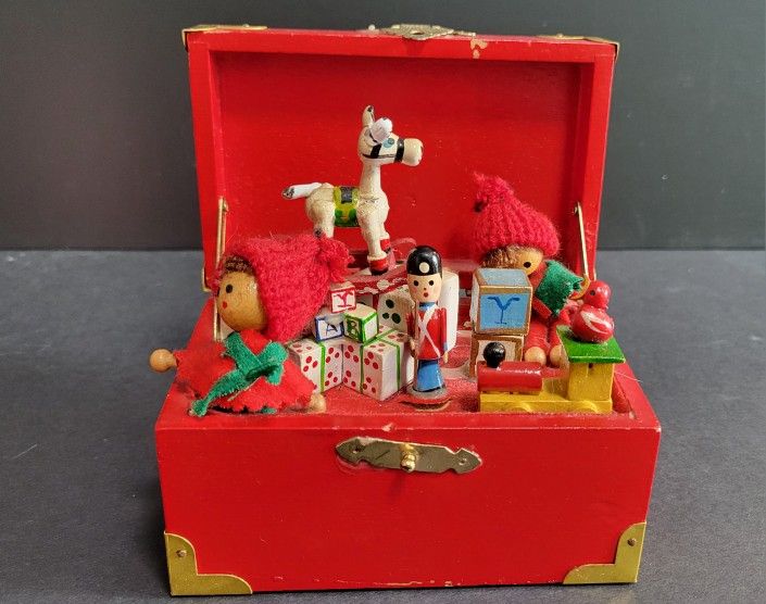 Vintage Windsor Collection Woodrn Music Box 