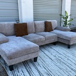 Upgrade your living room with this modern sectional sofa bed with chaise and storage compartment. Perfect for small spaces, apartments, or guest rooms