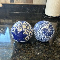 VTG CHINOISERIE CARPET/ DECORATIVE PORCELAIN BALLS