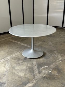 WCI silver metal outdoor table 48"W round