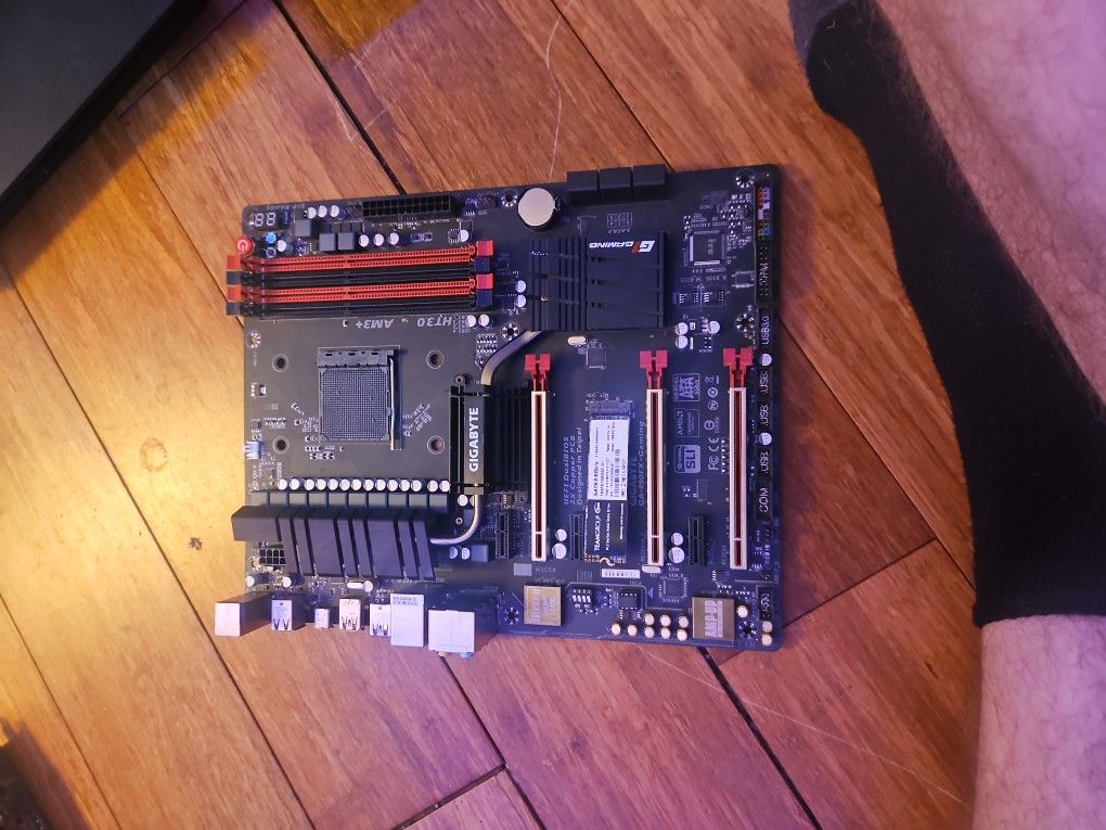 MotherBoard/ Gigabyte GA-990FX -Gaming