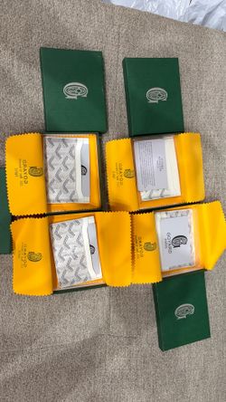 white cardholder/wallets
