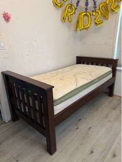 Solid Wood  Twin Bed w Mattress/ Cama con colchón