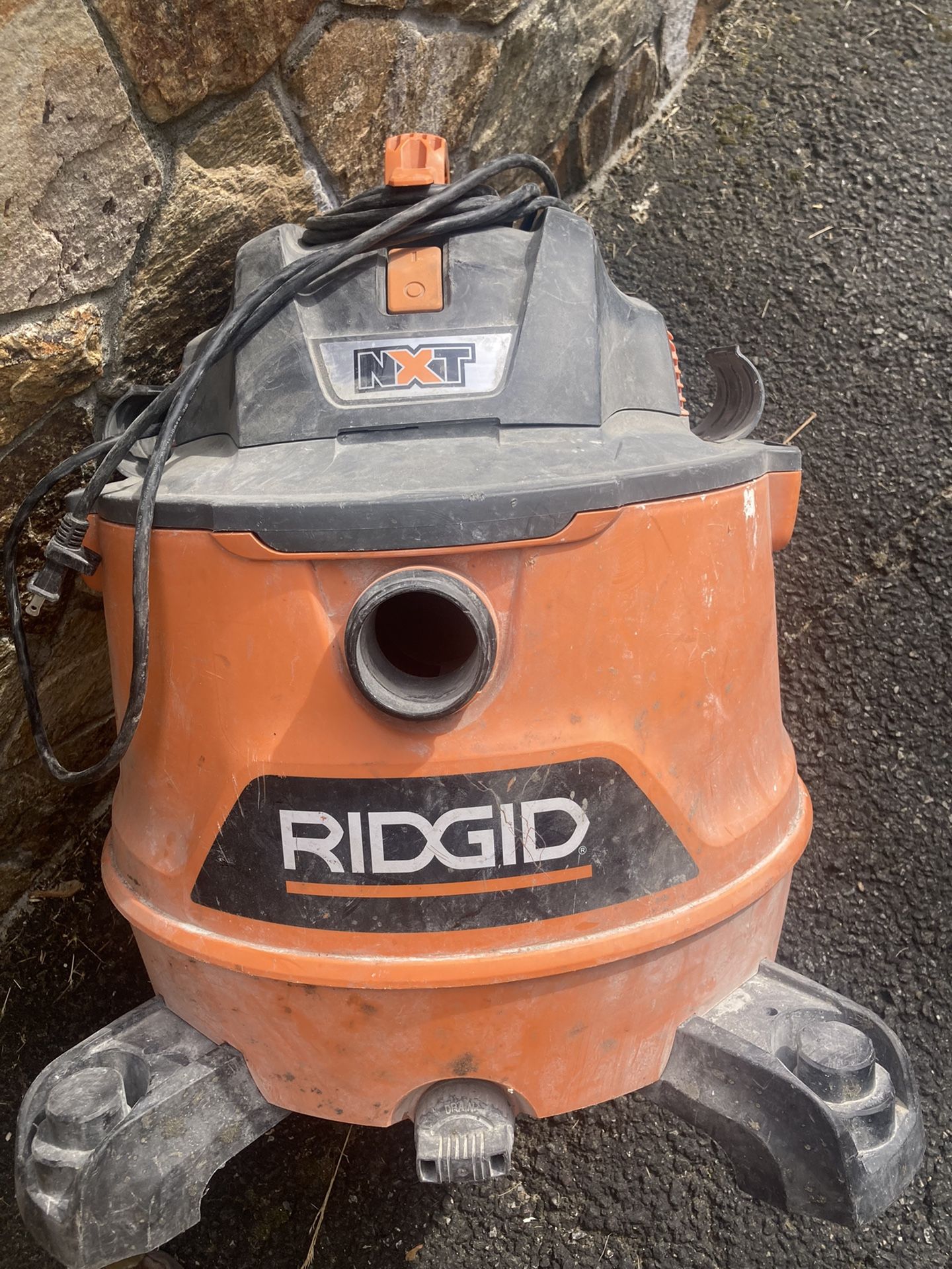 Ridgid 14 Gallon 6.0 Peak HP NXT Wet/Dry Shop Vacuum with Fine Dust Filter Locking Hose