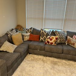 Grey 2pc Sectional (sofa)