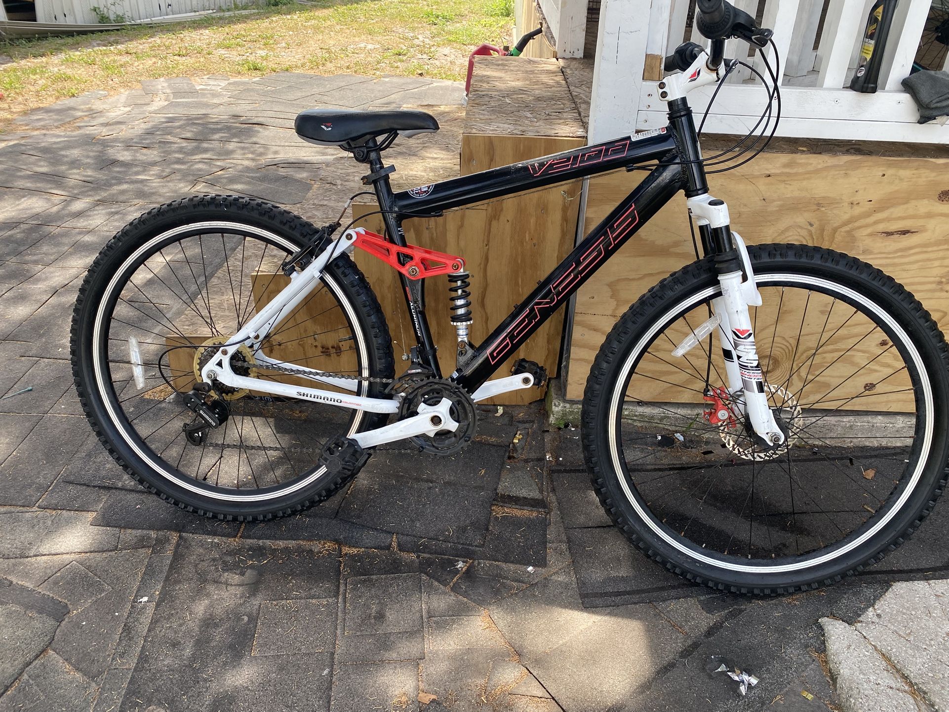 Genesis V2100 Mountain Bike