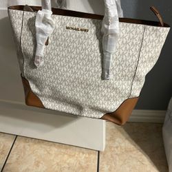 New Michael Kors Purse 