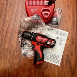 MILWAUKEE TOOL SET  M12 12-Volt Lithium-Ion Brushless Cordless Subcompact Brushless Drill Driver Kit  BATTERY  CHARGER AND TOOL 