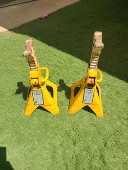 3 TONS CAR STAND..USED AS IN PICTURES.. PICK UP IN BLOOMINGTON..NO HOLD UPS..CHECK OUT MY PAGE FOR MORE ✔️ ✅️ SE HABLA ESPANOL..