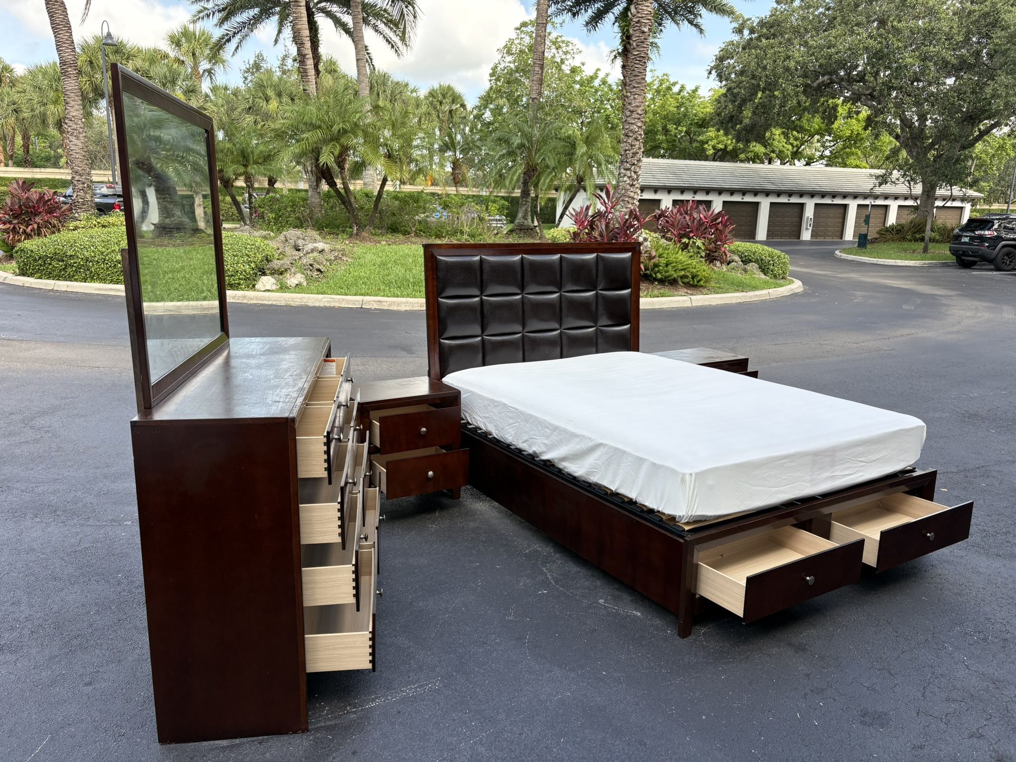 Beautiful Bedroom Set Queen Size Solid Wood Dark Brown Color In EXCELLENT Condition