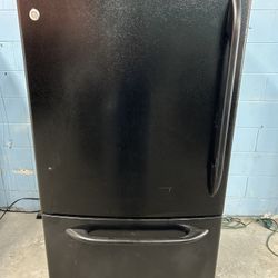 22 Cubic Foot Black Bottom Freezer Refrigerator 