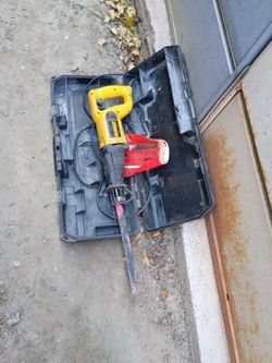 Dewalt corded saw saw with diablo blade
