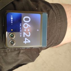 Motorola Razor flip Cell Phone Released In '2025