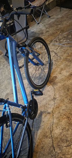 Selling a blue Schwinn Trailway hybrid bike in great condition. This is a very comfortable, versatile bike perfect for paved paths, commuting, or ligh