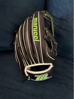 Marucci Kids Glove NWT 11 Inch