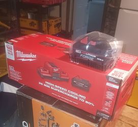 Milwaukee
M18 18V Lithium-lon
REDLITHIUM FORGE 8.0 Ah
Battery Pack with M18 18V
Dual Bay Simultaneous Super
Charger