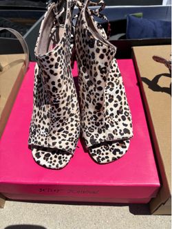 Betsey Johnson Animal print peep toe shoe size 6