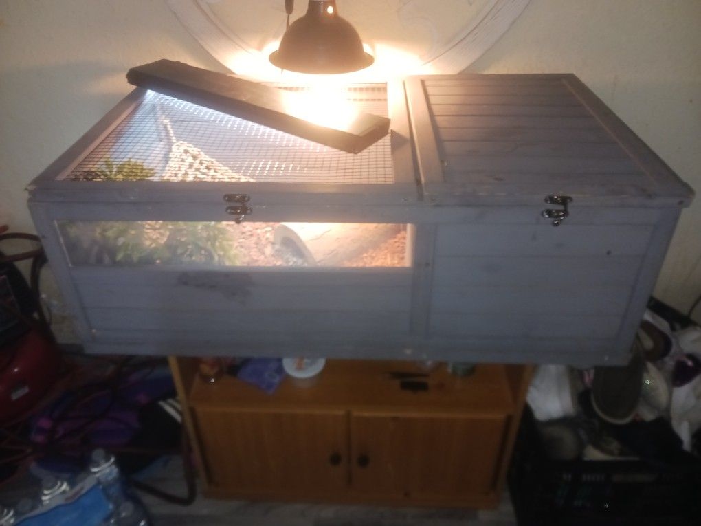 Two Tanks Come With Everything In It The Glass Tank Is 30x18x18 The Flaws On That One Is Pictured One Is Female One Is Male Sold As A Lot