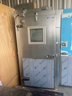 Walk in cooler door