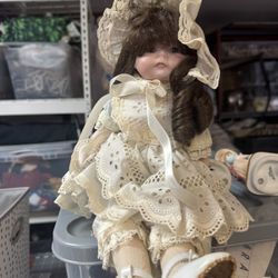 Jan Hegarra Collectable porcelain doll like new