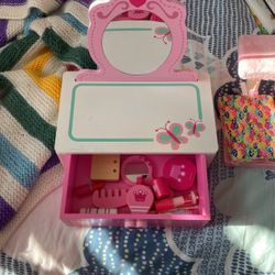 Fat brain toys Makeup Counter And Set