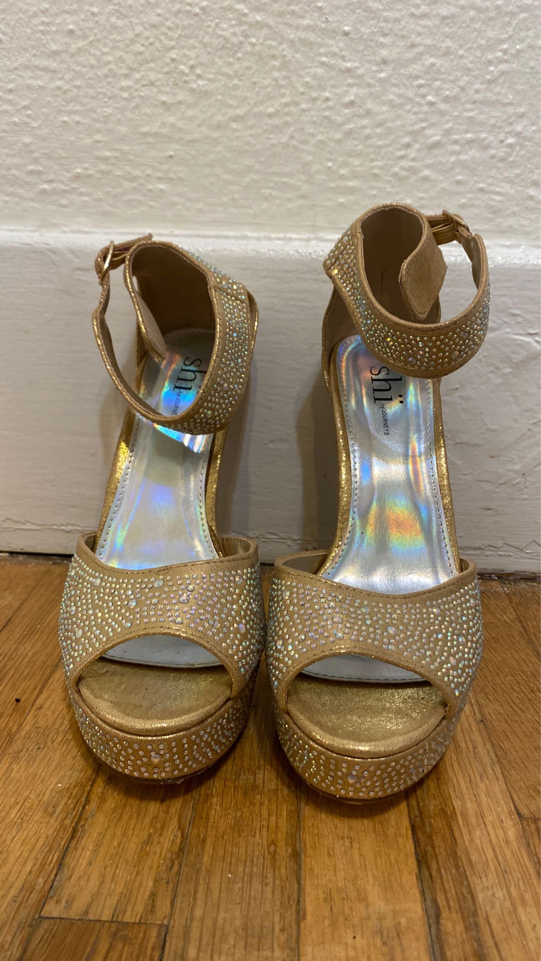 Shi by journeys gold heels with gemstones. Size 7 1/2