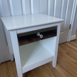 Set Of 2 White Side Tables 