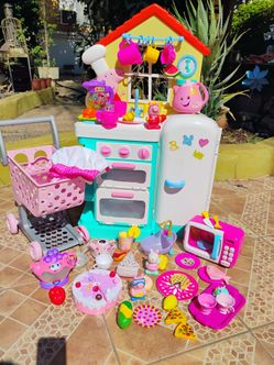 Pepa pig kitchen... included everything toys