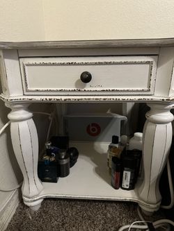 Magnolia Manor Antique White End Table