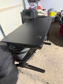RESPAWN Pro Gaming Chair Black with desk