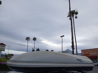 Medium Thule evolution cargo box appx 75 inches long yakima inno skybox
