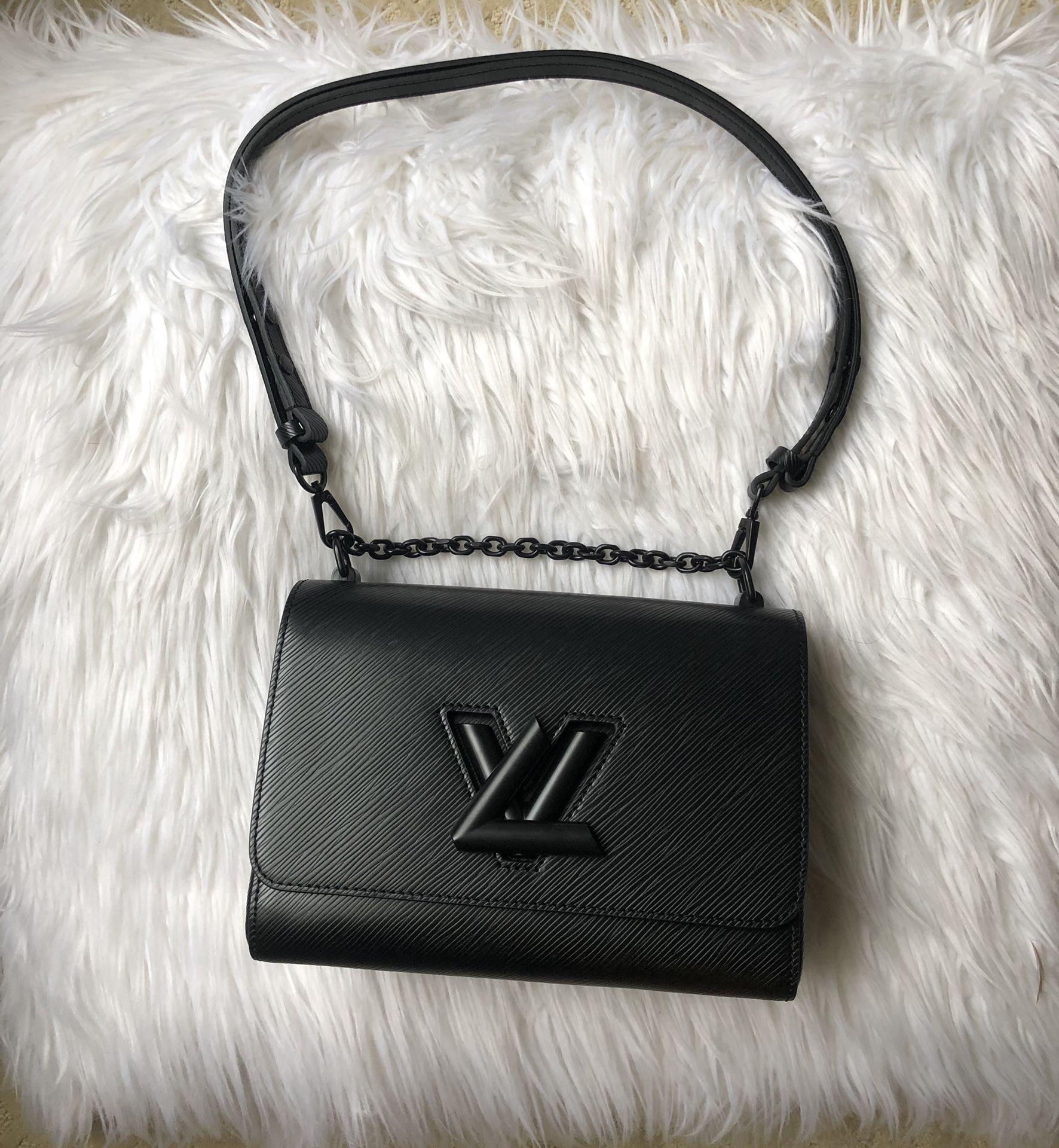 Louis Vuitton Twist MM Black Bag for Sale in Boynton Beach, FL