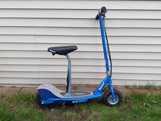Razor E300 Seated Electric Scooter (For Parts Or Repairable)