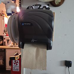 Automated paper towel dispenser