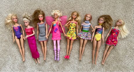 Kidkraft Doll house with barbie dolls & accessories