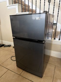 Arctic king 3.2 ft mini fridge/freezer