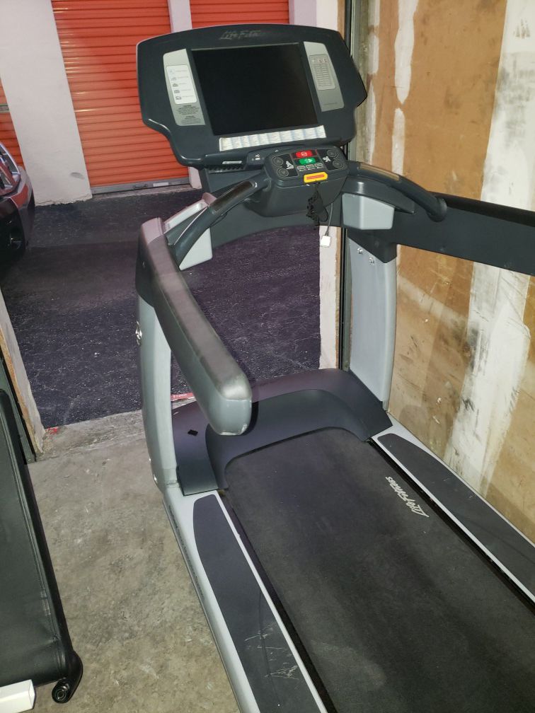 lifefitness treadmill gym fitness equipment