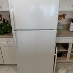 GE 22 Cu Ft Refrigerator