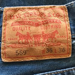 LEVI’S 569 36” x 36” EXCELLENT CONDITION  SOME DISTRESS  LOCATION: HORIZON AND GREENWAY 89002