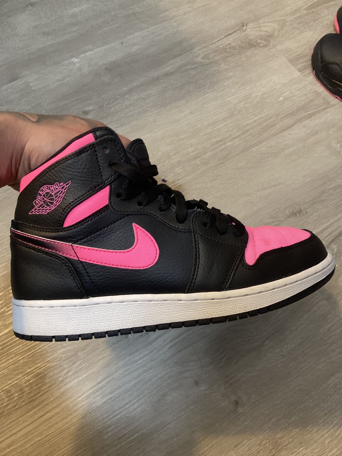 JORDAN 1 RETRO HIGH GS 'BLACK HYPER PINK' Size 5.5