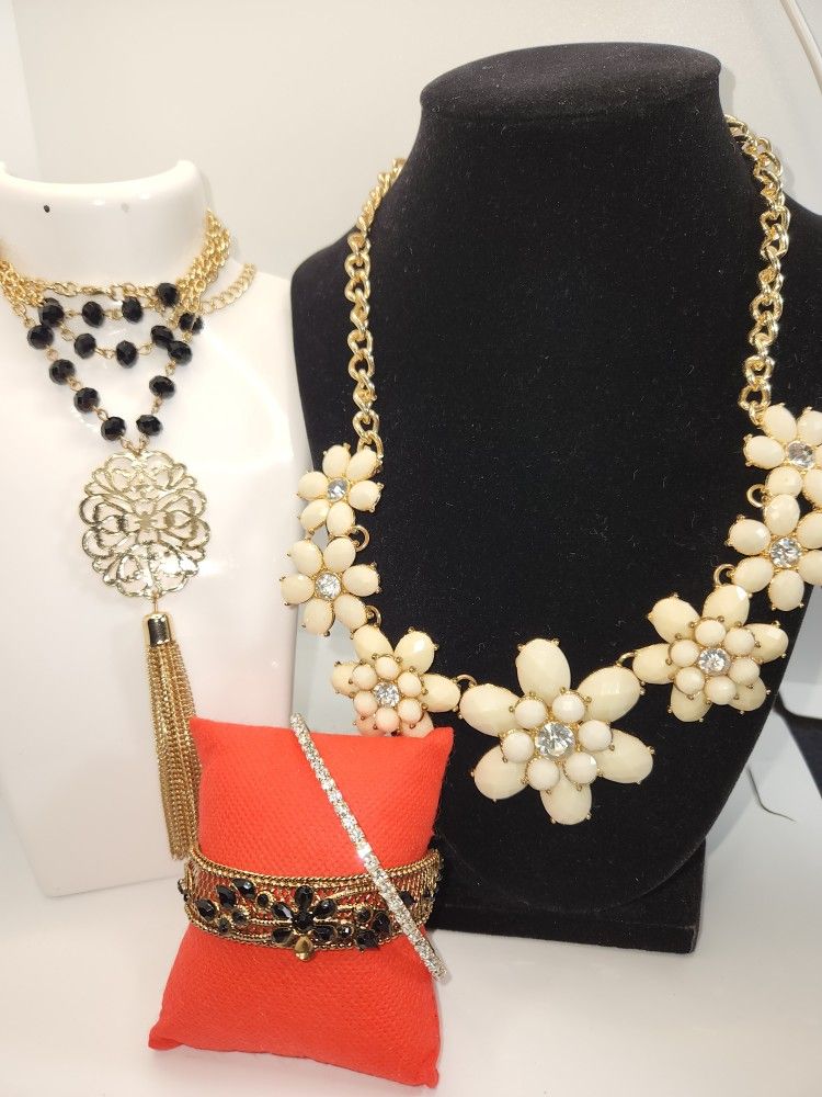 VINTAGE LOT BEAUTIFUL MATCHING SET 4 ITEMS, SIGNED (C)