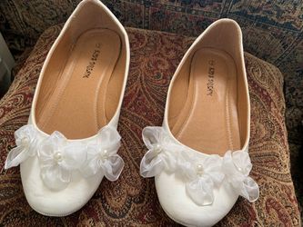 Only worn once girls pretty white flats size 2