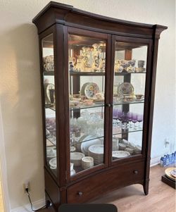 Hooker Furniture Lighted Mahogany Curio Cabinet