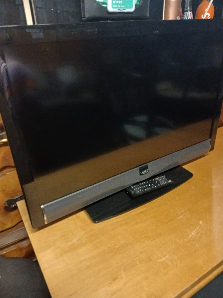 32" flat- screen TV/REMOTE CONTROL! MUST GO!