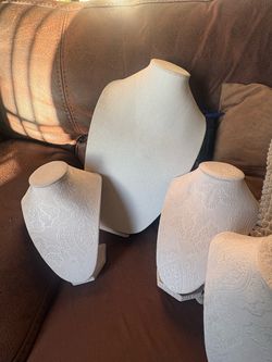 Necklace holder