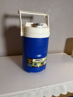 NEW Igloo Laguna 1/2 Gallon 64 oz Water Cooler Jug Blue White Insulated