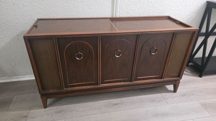 Magnavox Astro-Sonic Vintage 1960s Turntable Vinyl AM FM Receiver Record Player