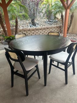 Dining Room Table & Chairs