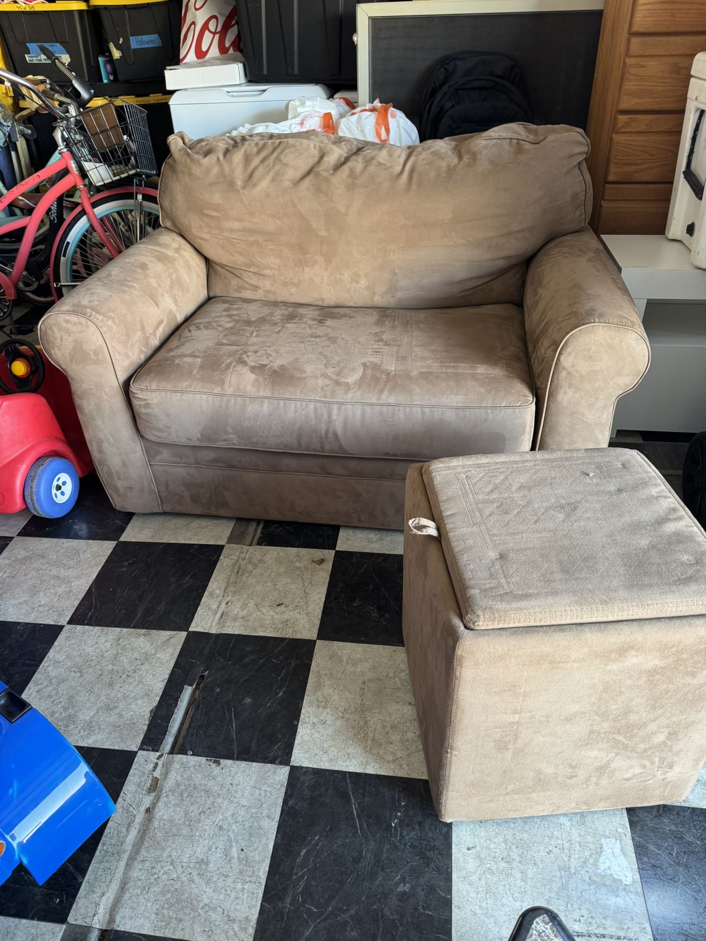 Soft Couch Chair/sleeper With Mini Table