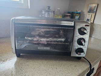 4 slice  Black + Decker toutser oven  working great  L 16" x D 8.5 x H 8"